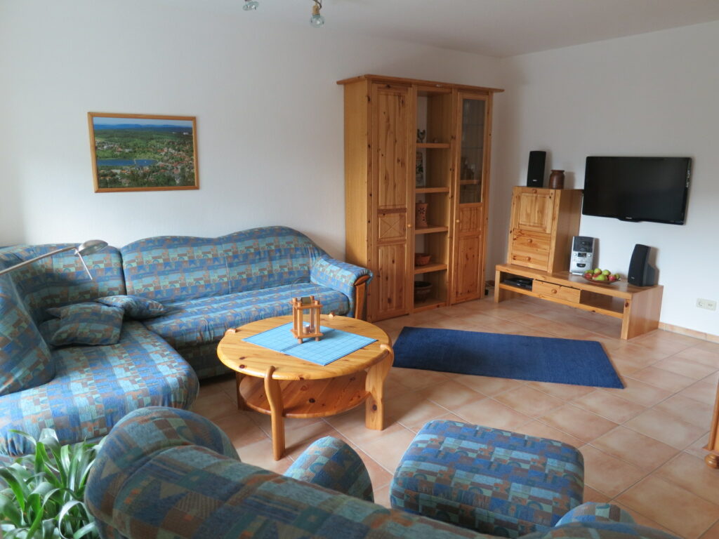 Der Wohnraum mit Schlafsofa ist u. a. mit mit einer gemülichen Sitzecke, einem großen Flachbildfernseher, einem DVD-Player und einer kleinen Musikanlage ausgestattet. Der Süd-Balkon kann von dem Wohnzimmer betreten werden.