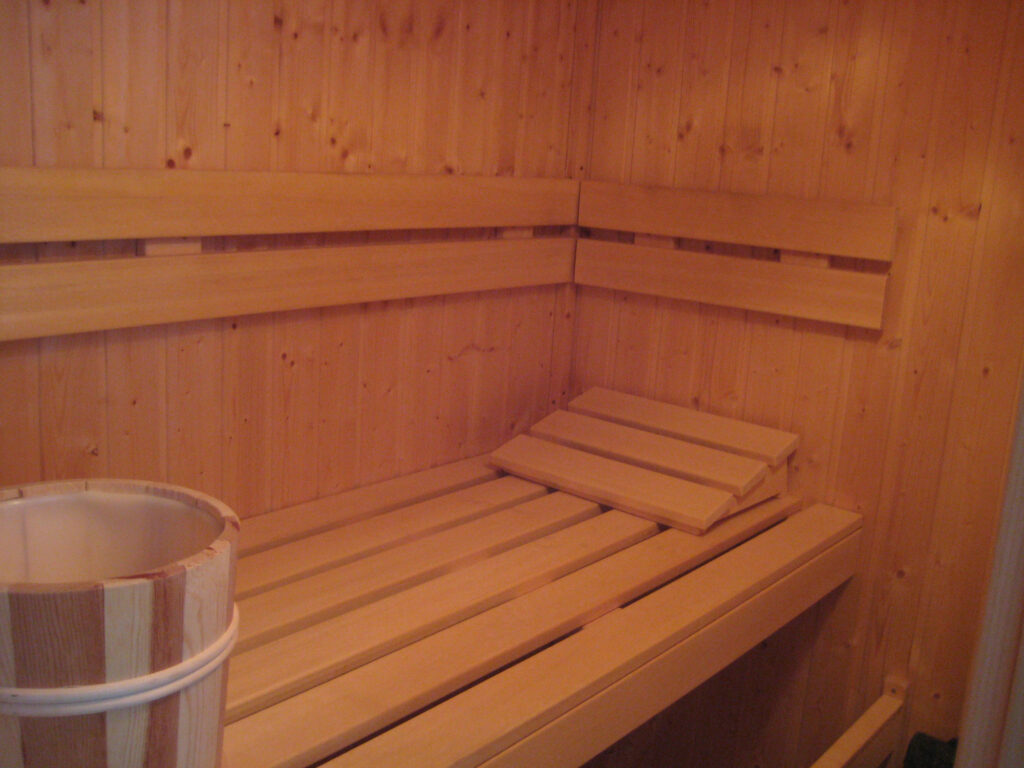 Die kleine Finnische Sauna befindet sich in der Wohnung und wird vom Duschbad aus betreten.