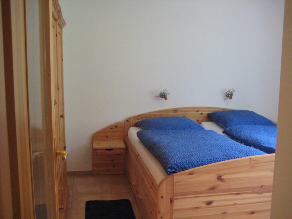 Das Schlafzimmer verfügt über ein Doppelbett 2 x 2 Meter. Das Bett ist etwas erhöt, so dass es einen leichten Ein- und Ausstieg bietet. Ein großer Schrank bietet genügend Stauraum.